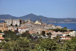 Il panorama di Bracciano con il Castello Odescalchi e il lago sullo sfondo