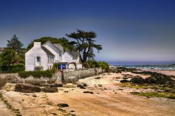 Panorama di Brignogan-Plages, Francia - La bassa marea rende ancora più suggestivo questo grazioso scorcio fotografico di Brignogan-Plages in Bretagna © Rolf E. Staerk / Shutterstock.com ...