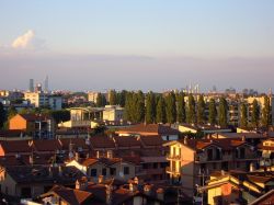 Panorama di Buccinasco in Lombardia e sullo sfondo la Skyline di Milano Di MasterCrudelta - Opera propria, CC BY-SA 4.0, Collegamento