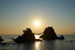 Panorama di Bungo Futamigaura a Saiki, Oita, al calar del sole (Giappone). Questo punto panoramico è fra i più suggestivi del Giappone perchè tra l'inizio di marzo e ...