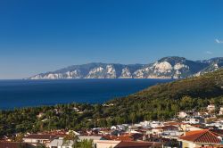 Panorama di Cala Gonone e la costa orientale della Sicilia