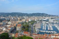 Panorama di Cannes, la perla della Costa Azzurra, Francia. Questa località francese offre davvero molto: un bellissimo litorale che si anima annualmente nel periodo estivo, una parte ...