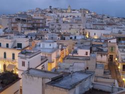 Panorama di Canosa di Puglia, borgo dalle case bianche