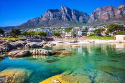 Panorama di Cape Town in Sudafrica. Città del Capo è dominata dalla Table Mountain sullo sfondo.