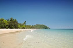 Panorama di Cape Tribulation, Daintree National Park, Australia. Approdare in questo angolo del Queensland è come fare un viaggio nel tempo ritorvandosi in una natura incontaminata con ...