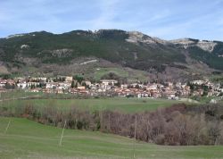 Panorama di Carpegna nelle Marche e l'omonima montagna alle spalle - © Toni Pecoraro, Wikipedia