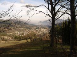 Panorama di Casola Valsenio in inverno: siamo in Provincia di Ravenna, Emilia-Romagna - © Giorgio Sagrini, CC BY-SA 3.0, Wikipedia