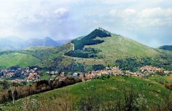 Panorama di Castel Morrone in Campania - mapio.net