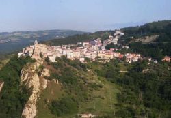 Panorama del borgo di Castellino del Biferno - © CIL GiovanniF, CC BY-SA 4.0, Wikipedia