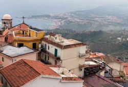 Panorama di Castelmola con vista aerea sulla costa siciliana in una giornata grigia e uggiosa
