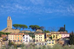 Panorama di Castiglion Fiorentino, provincia di Arezzo, in una giornata di sole. Sullo sfondo, la torre del Cassero, principale punto di riferimento e simbolo del borgo. Di epoca medievale, ...
