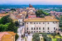Panorama di Castiglione del Lago, Umbria - Veduta dall'alto di questo bel borgo umbro del comprensorio del Lago Trasimeno © leonori / Shutterstock.com