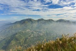 Panorama di Chiufen, Taiwan. Questo piccolo villaggio montano, qui fotografato con la nebbia, appare in tutto il suo splendore dal picco della montagna Keelung.


