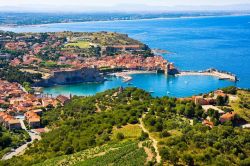 Panorama di Collioure, cittadina costiera della Linguadoca-Rossiglione nel sud della Francia.