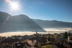 Panorama di Cortaccia sulla Strada del Vino in autunno con la nebbia