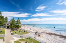 Panorama di Cottesloe Beach a Perth, Western Australia, in una giornata di primavera. E' una delle destinazioni più famose fra le spiagge cittadine dell'Australia Occidentale.



 ...