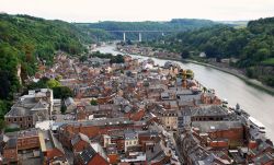 Una veduta panoramica di Dinant (Belgio) dalla cittadella fortificata che domina la valle del fiume Mosa - foto © dnaveh / Shutterstock.com