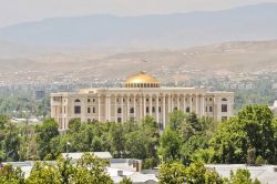 Panorama di Dushanbe con il Palazzo Presidenziale, Tagikistan. Questo grande edificio spicca per la cupola dorata e le colonne in stile greco che caratterizzano la facciata.



