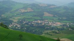 Panorama di Fontanelice tra gli appennini della Valle del Santerno, Emilia-Romagna - © Sentruper, Pubblico dominio, Wikipedia