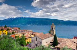 Panorama di Gargnano, il Lago di Garda e il Monte Baldo.