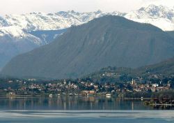 Panorama di Gavirate (Varese) e le Alpi sullo sfondo, Lombardia. Questo paese è adagiato sulle rive del lago di Varese e vanta origini antichissime: con il nome Gavirado è indicato ...