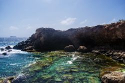 Panorama di Ghar Lapsi a Siggiewi, Malta. La "grotta dell'ascesa", questa la traduzione del nome Ghar Lapsi, fu chiamata così da un pescatore del luogo che vi aveva costruito ...