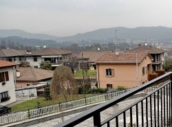 Il Panorama da Grandate: le case della periferia e le prealpi intorno a Como