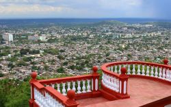 Panorama di Holguin dalla Hill of the Cross, Cuba. Per raggiungere Loma de la Cruz, (Hill of the Cross) monumento simbolo della città, bisogna arrampicarsi per 465 gradini. Il nome deriva ...