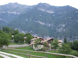 Panorama di Irone nel Trentino, borgo abbandonato nel 1630 - © giannip46, CC BY-SA 3.0, Wikipedia