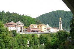 Panorama di Isola del Cantone in Liguria, provincia di Genova - © Davide Papalini, CC BY 2.5, Wikipedia