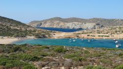 Panorama di Kalotaritissa sull'isola di Amorgos, Grecia. E' una graziosa baia dall'acqua turchese limpido.
