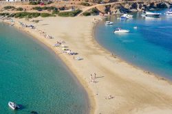Panorama di Kolona dall'isolotto di Aghios Loukas a Kythnos, Grecia. Dall'alto dell'isolotto di Aghios, Kolona beach appare ancora di più in tutto il suo splendore - © ...