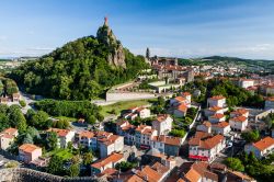 Panorama di Le Puy-en-Velay, Francia, con la cappella di Saint Miguel d'Aiguilhe sullo sfondo.
