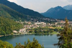 Panorama di Levico Terme e dell'omonimo lago del Trentino