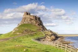 Panorama di Lindisfarne Castle, Inghilterra: dopo varie vicissitudini, il castello è stato aperto al pubblico dal National Trust negli anni '70 del 1900.
