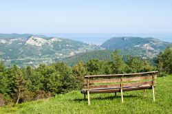 Il panorama di Loano fotografato dalle montagne dell'Appennino Ligure - © Federica Milella / Shutterstock.com