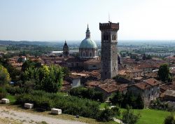 Panorama di Lonato del Garda con la Torre Civica e la Cattedrale, Lombardia, Italia. La bella torre dell'orologio e il duomo dedicato a San Giovanni Battista racchiudono cuore e anima di ...