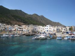 Il panorama del borgo di Marettimo la piu occidentale delle Isole Egadi. Ecco le tipiche abitazioni di quest'isola dell'arcipelago delle Egadi. Da non perdere la chiesetta bizantina ...