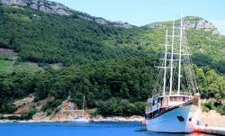 Panorama di Martinscica con una barca in primo piano, isola di Cres, Croazia. Questo paesino è caratterizzato da una rigogliosa vegetazione mediterranea. E' la seconda più ...
