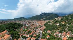 Il panorama di Massa fotografato dalle colline intorno a San Carlo Terme in Toscana