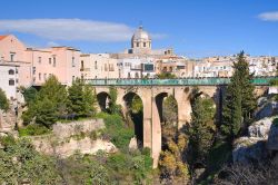 Panorama di Massafra in provincia di Taranto, Puglia - Una bella veduta di Massafra, collocata ai piedi della Murgia. Il suo territorio rientra nel parco naturale regionale Terra delle Gravine ...