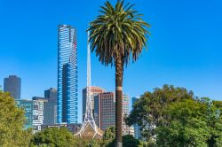 Panorama di Melbourne con la National Gallery of Victoria e il Southbank visti dai giardini Alexandra, Australia.
