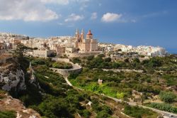 Panorama di Mellieha, Malta. Una bella immagine scattata dall'alto della cittadina di Casal Mellea, nome originario italiano di questa località, situata sulla parte più a nord ...