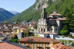 Panorama di Mendrisio in Svizzera, Canton Ticino. In primo piano la Chiesa dei Santi Cosma e Damiano - © Stefano Ember / Shutterstock.com