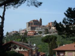 Panorama di Monte Porzio Catone sui Castelli Romani, nel Lazio  - ©  Croberto68, CC BY-SA 3.0, Wikipedia