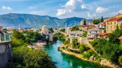 Panorama di Mostar e il suo celebre ponte in Bosnia - Erzegovina, siamo nei Balcani.