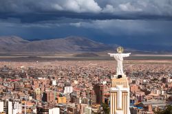 Panorama di Oruro, Bolivia, dall'alto con vista sui tetti di questo agglomerato urbano suddiviso in 8 cantoni. 
