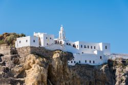 Panorama di Panagia Spillani con la chiesa intonacata con calce bianca, isola di Nisyros, Grecia.

