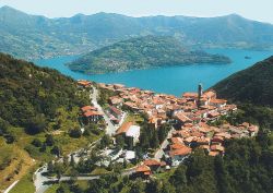 il panorama di Parzanica con il belvedere sul Lago d'Iseo in Lombardia - © Giulia.Danesi - CC BY-SA 4.0, Wikipedia