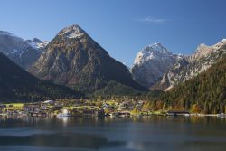 Panorama di Pertisau e del lago Achensee, Austria - Frazione del comune di Eben am Achensee, Pertisau rappresenta il centro turistico della regione. Dietro al paese si innalzano dolci colline, ...